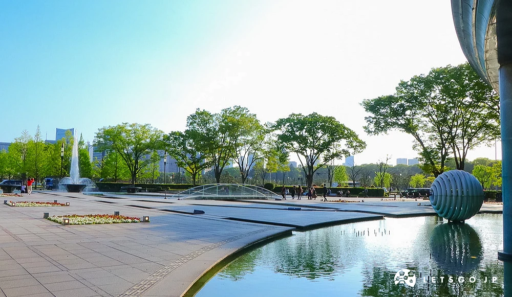 和田倉噴水公園噴泉景觀,廣場上設有半圓形水池與藝術裝置。